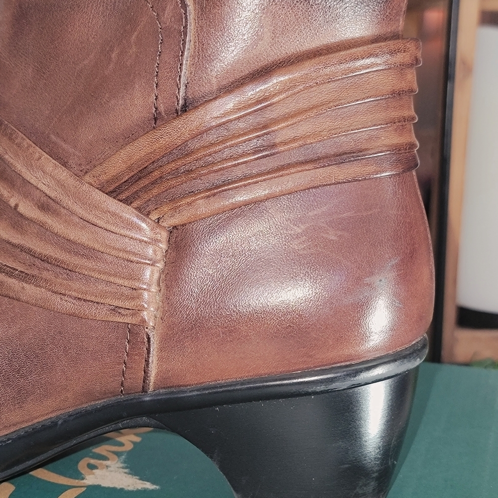 Clarks Bendables Brown Leather Ankle Booties Sz 7 Comfort Shoes - Picture 16 of 16